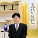 通算１４００勝を達成後、自ら揮毫した書が掛かる対局室でインタビューに応じた谷川浩司十七世名人＝１月１５日、大阪府高槻市