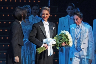 同期の元花組男役の航琉（わたる）ひびき（左端）と宙組次期トップの桜木みなと（右端）から花束を受け取る芹香斗亜＝宝塚市栄町１、宝塚大劇場（代表撮影）