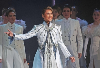 宝塚宙組トップ芹香斗亜さん退団公演、大劇場で千秋楽「いい舞台