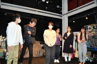 カーテンコールでは兵庫県立神戸高校の演劇部員（左、中央）も登壇した＝尼崎市大庄西町２、武庫川ＫＣスタジオ