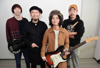 ガガガＳＰのメンバー。左端がベーシストの桑原康伸さん