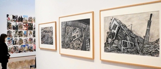 阪神・淡路大震災の被害の様子を描いた吉見敏治の絵画＝神戸市中央区脇浜海岸通１、兵庫県立美術館