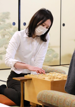 第３２期倉敷藤花戦３番勝負第１局で勝った後、感想戦に臨んだ福間香奈女流五冠＝１９日午後、大阪府高槻市、関西将棋会館