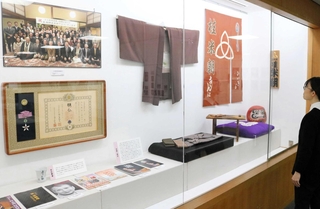 在りし日に使われた見台のほか、文化勲章や８５歳を祝う会の写真などが並ぶ＝尼崎市昭和通２、尼崎市総合文化センター