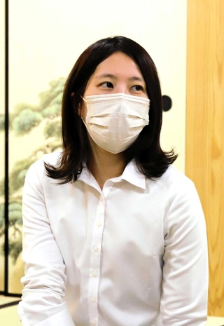 第３２期倉敷藤花戦３番勝負第１局で勝利後、インタビューに応じた福間香奈女流五冠＝１９日午後、大阪府高槻市、関西将棋会館