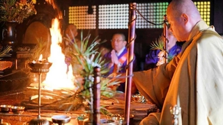 神戸市北区の鏑射寺の護摩法要（神戸新聞旅行社提供）