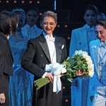 同期の元花組男役の航琉（わたる）ひびき（左端）と宙組次期トップの桜木みなと（右端）から花束を受け取る芹香斗亜＝宝塚市栄町１、宝塚大劇場（代表撮影）