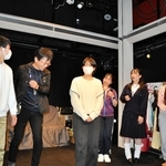 カーテンコールでは兵庫県立神戸高校の演劇部員（左、中央）も登壇した＝尼崎市大庄西町２、武庫川ＫＣスタジオ
