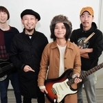 ガガガＳＰのメンバー。左端がベーシストの桑原康伸さん