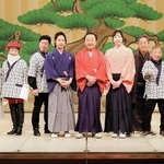 人間国宝に認定され、記念公演を開く京山幸枝若（中央）と吉本新喜劇の座員ら＝大阪市中央区難波千日前、なんばグランド花月
