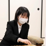 第５２期女流名人戦予選準決勝で敗れて、デビューして初黒星を喫した後、感想戦に臨む中七海女流三段。時折、笑顔も見せた＝１９日午後、大阪府高槻市、関西将棋会館