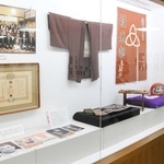 在りし日に使われた見台のほか、文化勲章や８５歳を祝う会の写真などが並ぶ＝尼崎市昭和通２、尼崎市総合文化センター