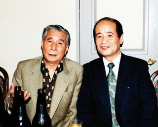 大学生時代から桂米朝（左）と親交のあった小澤紘司。大阪・サンケイホールでの一門会で打ち上げに招かれた（小澤紘司さん提供、１９９９年撮影）