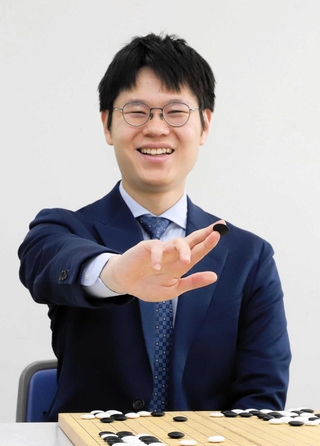 インタビューでますますの活躍を誓った余正麒八段＝神戸新聞社