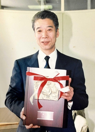 亡くなる前年の１９９１年、関西棋院第一位決定戦での優勝盾を手にする三代目の関山利夫九段（関山利道九段提供）