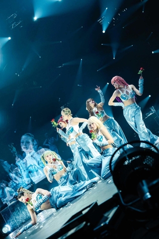 多数のバラを使った演出で魅せるＸＧ（提供）