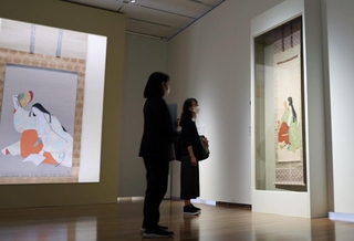 古典にちなんで描かれた上村松園作品が並ぶ会場＝大阪中之島美術館（撮影・丸山桃奈）