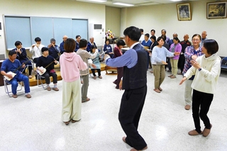 定期的に練習に励むデカンショ節保存会のメンバーら＝丹波篠山市