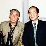 大学生時代から桂米朝（左）と親交のあった小澤紘司。大阪・サンケイホールでの一門会で打ち上げに招かれた（小澤紘司さん提供、１９９９年撮影）