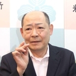 師匠である米朝の口ぶりや仕草を再現しながら思い出を語る桂八十八＝大阪市北区西天満５、米朝事務所