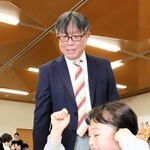 親子囲碁体験で講師を務めた藤原克也六段と熱中する小学生＝宝塚市役所