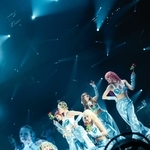 多数のバラを使った演出で魅せるＸＧ（提供）