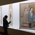 「楊貴妃」（右）などの上村松園作品が並ぶ会場＝大阪中之島美術館（撮影・丸山桃奈）
