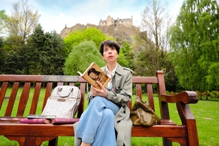 映画「ロスト・キング　５００年越しの運命」の一場面（（Ｃ）ＰＡＴＨÉ　ＰＲＯＤＵＣＴＩＯＮＳ　ＬＩＭＩＴＥＤ　ＡＮＤ　ＢＲＩＴＩＳＨ　ＢＲＯＡＤＣＡＳＴＩＮＧ　ＣＯＲ　ＰＯＲＡＴＩＯＮ　２０２２ＡＬＬ　ＲＩＧＨＴＳ　ＲＥＳＥＲＶＥＤ．）