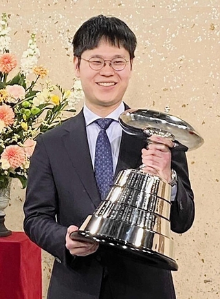 第７２回ＮＨＫ杯テレビ囲碁トーナメントで優勝して、トロフィーを手にする余正麒八段＝東京都渋谷区（関西棋院提供）