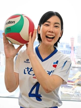 「バレーボールで人と人をつなげたい」と意気込むさとゆり＝神戸市中央区東川崎町１