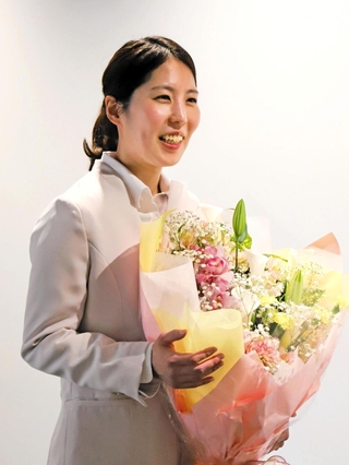 第５１期女流名人戦で２連覇を果たして、花束を贈られた福間香奈女流五冠＝11日午後、大阪府高槻市、関西将棋会館