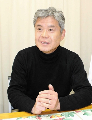 舞台となった料理店は「地球の縮図のような場所。言葉だけでなく、料理や音楽で文化を伝えている」と話す大宮浩一監督＝大阪市内