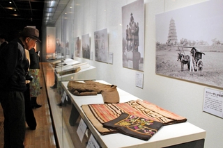 探検で使用した鞍（くら）袋（手前）などが並ぶ会場。写真機や食料を入れていたという＝京都市下京区、龍谷大学龍谷ミュージアム