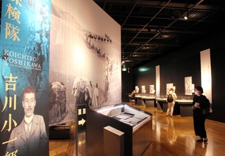 吉川小一郎が探検出発直前に神戸の写真館で撮影したとされる肖像写真もある＝京都市下京区、龍谷大学龍谷ミュージアム