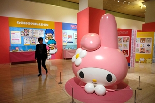 キャラクターのブースが並ぶ会場。大きなマイメロディが迎えてくれる＝神戸市東灘区向洋町中２、神戸ゆかりの美術館