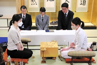 第５１期女流名人戦第５局終局直後の福間香奈女流五冠（右）と西山朋佳女流三冠＝１１日午後、大阪府高槻市、関西将棋会館