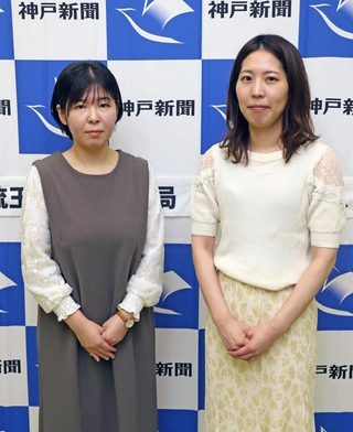 対局に向け、士気を高める福間香奈女流王位（右）と伊藤沙恵女流四段＝２３日午後６時半、姫路市夢前町前之庄、旅館「里湯ひととき夢乃井」（撮影・辰巳直之）