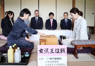 女流王位戦第１局で初手を指す伊藤沙恵女流四段（左）と福間香奈女流王位＝２４日午前、姫路市夢前町前之庄、旅館「里湯ひととき夢乃井」（撮影・辰巳直之）
