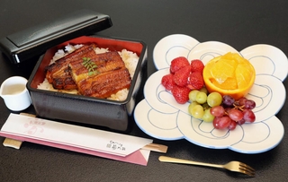 伊藤沙恵女流四段の昼食、うな重とフレッシュフルーツ＝姫路市夢前町前之庄、旅館「里湯ひととき夢乃井」（撮影・辰巳直之）