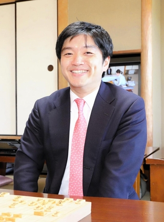 記者控室で第36期女流王位戦第１局の内容を検討しながら、展望を語った村山慈明八段＝24日、姫路市夢前町前之庄、旅館「里湯ひととき夢乃井」