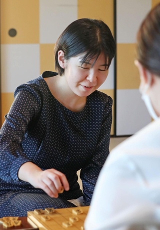 第１局で勝利し、感想戦で対局を振り返る伊藤沙恵女流四段＝２４日午後、姫路市夢前町前之庄、旅館「里湯ひととき夢乃井」（撮影・辰巳直之）