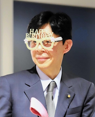 コミカルな眼鏡をかけて場を沸かせた谷川浩司十七世名人＝関西将棋会館
