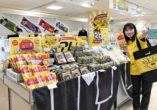 神戸阪急で始まったおっ！サンデビュー２０周年記念イベント＝神戸市中央区