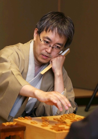 ２０１５年の王位戦第２局に勝ち、勝負を振り返る羽生善治王位＝神戸市北区有馬町（肩書は当時）
