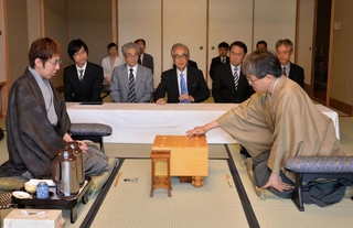 ２０１５年の王位戦第２局で初手を指す羽生善治王位（右）。左は広瀬章人八段＝神戸市北区有馬町（肩書はいずれも当時）
