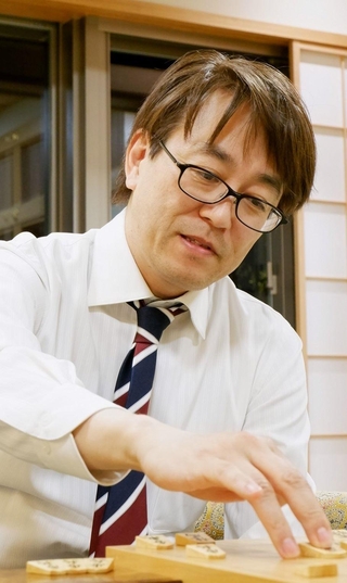 第６６期王位戦の白組リーグで、斎藤慎太郎八段に敗れた後、感想戦に臨んだ羽生善治九段＝３０日夜、大阪府高槻市、関西将棋会館