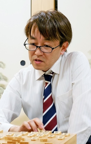 第６６期王位戦の白組リーグで、斎藤慎太郎八段に敗れた後、感想戦に臨んだ羽生善治九段＝３０日夜、大阪府高槻市、関西将棋会館