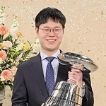 第７２回ＮＨＫ杯テレビ囲碁トーナメントで優勝して、トロフィーを手にする余正麒八段＝東京都渋谷区（関西棋院提供）