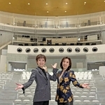 白い客席、金の天井が印象的な会場で公演への意気込みを語る姿月あさと（左）と真琴つばさ＝大阪・関西万博ＥＸＰＯホール「シャインハット」