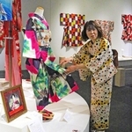 「世相を切り取ってデザインした柄が銘仙の魅力」と語る桐生正子さん＝神戸ファッション美術館